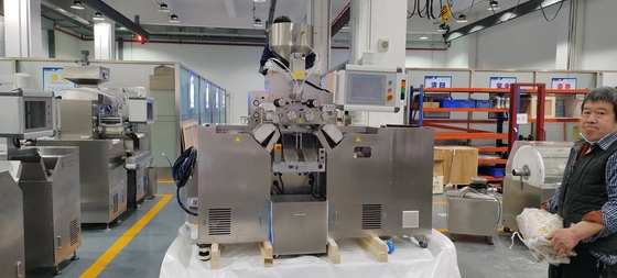 सर्वो नियंत्रण उत्पादन के लिए नरम कैप्सूल मशीन 1-10rpm डाई रोल गति 380V/50Hz बिजली की आपूर्ति