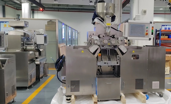 स्टेनलेस स्टील बॉडी और डाई रोल आकार के साथ सटीक 380V सर्वो कंट्रोल सॉफ्ट कैप्सूल मशीन